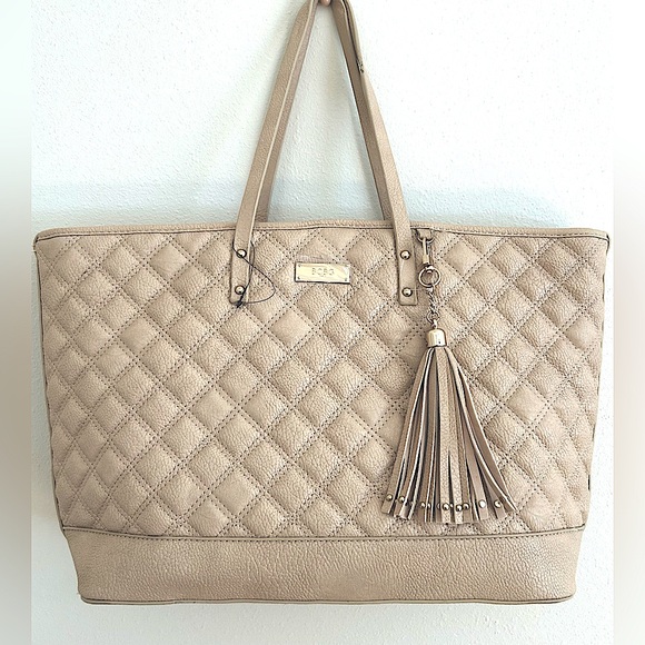 BCBG Handbags - NWOT BCBG Tan Tote Large Gold Hardware (quilted) Great Spring Bag. 🌺🌼🌸